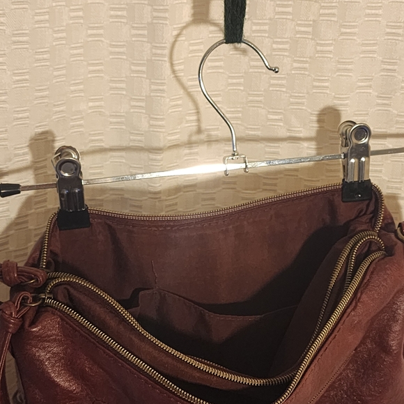 Burgundy Crossbody Bag Gold Logo Adjustable Strap Great For Travel Many Pockets - Picture 5 of 8